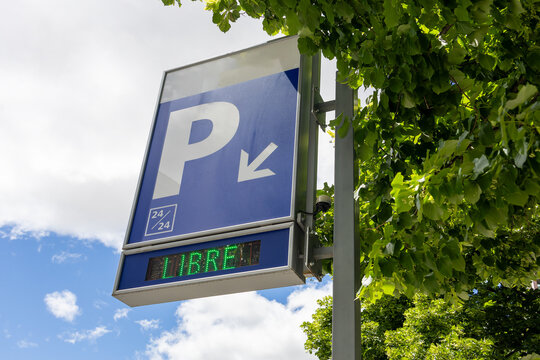 Automobile parking icon signpost displaying vacancy message (libre) on electronic board