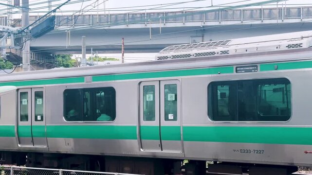 しながわ中央公園横を通過する埼京線(相鉄線直通)