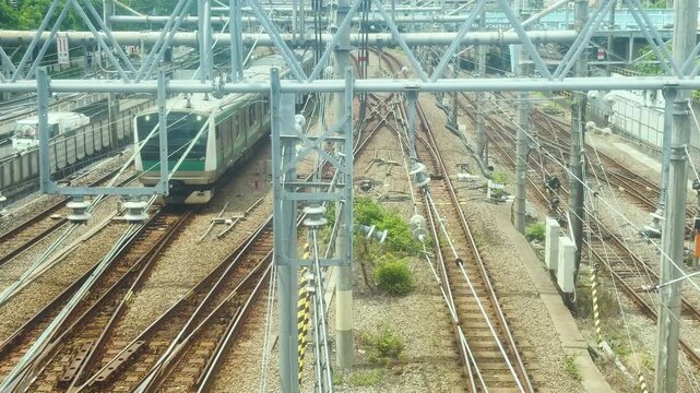 百反歩道橋下を通過するりんかい線