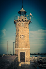 Obraz premium A lighthouse on the ocean coast