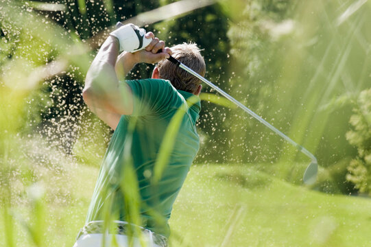 Golf player, rear view