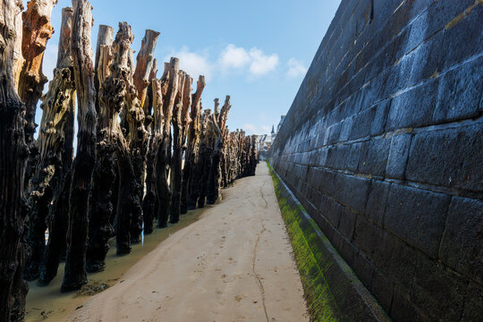 Les brise-lames en bois et la digue de Saint-Malo en Bretagne