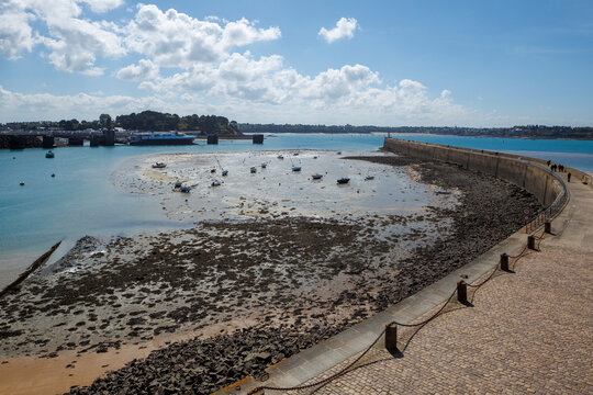 Vue de la jet&eacute;e M&ocirc;le des Noires &agrave; mar&eacute;e basse, avec son port et son phare, &agrave; Saint-Malo