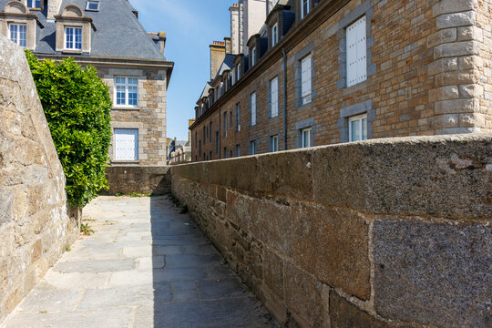 Paysage urbain de Saint-Malo et ses remparts