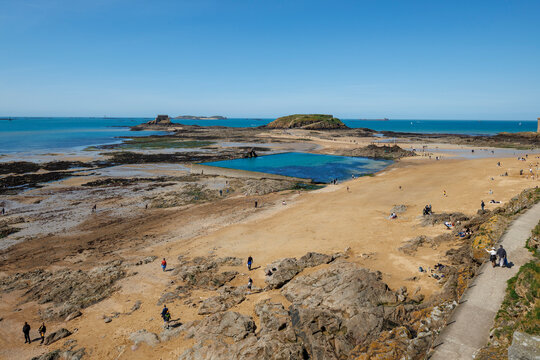 Vue a&eacute;rienne de la piscine d'eau de mer de la plage de Bon-Secours &agrave; Saint-Malo