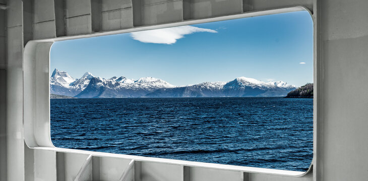 Blick von der F&auml;hre an Tysfjord in Norwegen