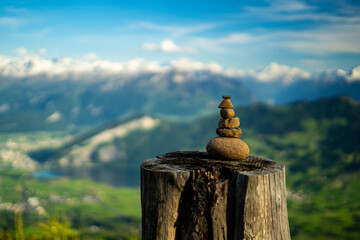 Steinmannli mit atemberaubender Landschaft im Hintergrund © Simon