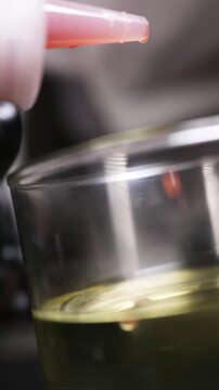 Chef elabora caviar falso con la t&eacute;cnica de esferificaci&oacute;n. Un chef profesional crea caviar falso mediante esferificaci&oacute;n. Gastronom&iacute;a molecular, t&eacute;cnica culinaria de vanguardia.