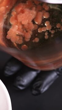 Primer plano del proceso de esferificaci&oacute;n en macrofotograf&iacute;a. T&eacute;cnica de gastronom&iacute;a molecular. Primer plano del proceso de esferificaci&oacute;n. Gastronom&iacute;a molecular, t&eacute;cnica culinaria de vanguardia.