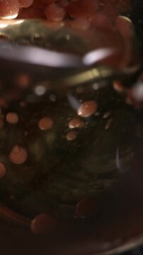 Primer plano del proceso de esferificaci&oacute;n en macrofotograf&iacute;a. T&eacute;cnica de gastronom&iacute;a molecular. Primer plano del proceso de esferificaci&oacute;n. Gastronom&iacute;a molecular, t&eacute;cnica culinaria de vanguardia.