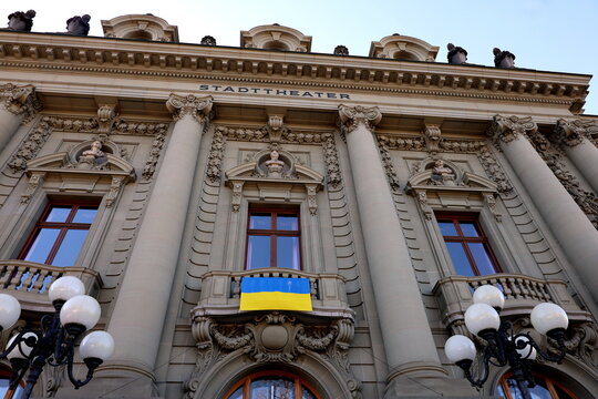 Stadttheater von Bern mit Urkaineflagge