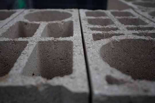 Parpaings creux empil&eacute;s pour un chantier de construction