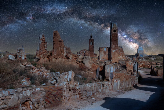 Nocturna del pueblo abandonado de Belchite tras los bombardeos de la guerra civil de Espa&ntilde;a