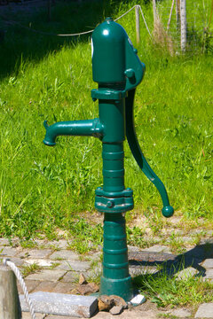 Handbetriebene Wasserpumpe
