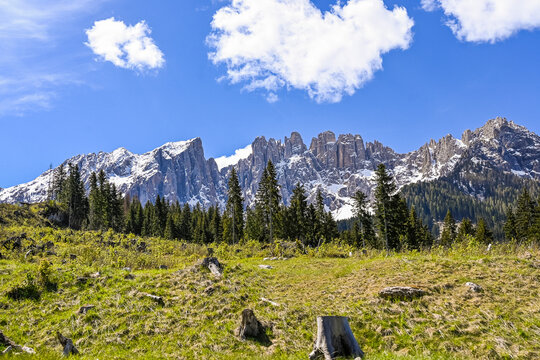 Dolomiten, Latemargruppe, Latemar, Latemarspitze, Karersee, Lago di Carezza, Bergsee, Wanderweg, Berge, Eggental, Karerpass, S&uuml;dtirol, Fr&uuml;hling, Sommer, Italien