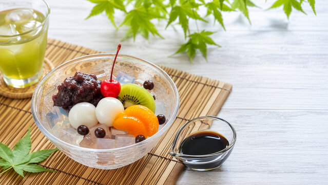 あんみつと黒蜜の夏和菓子 余白のある涼感イメージ