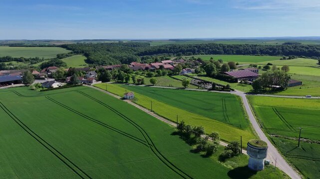 Village rural de Boismont en Meurthe-et-Moselle, Lorraine. Vue a&eacute;rienne panoramique sur le haut du village, mairie, &eacute;glise et entreprises agricoles
