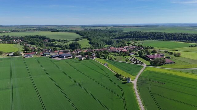 Village rural de Boismont en Meurthe-et-Moselle, Lorraine. Vue a&eacute;rienne panoramique sur le haut du village, mairie, &eacute;glise et entreprises agricoles