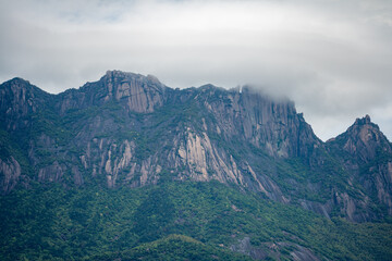 Obraz premium A view of the majestic Lingshan Mountain surrounded by green forests and clouds in Shangrao China