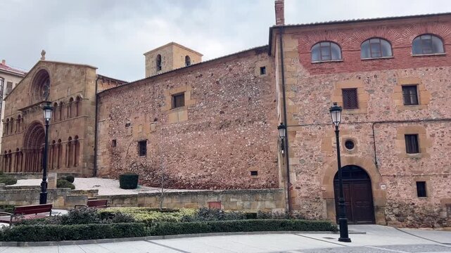 Paneo fachada y plaza de iglesia de Santo Domingo en Soria