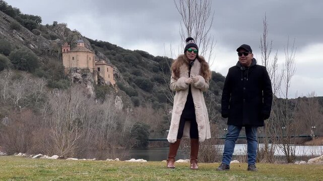 Pareja de influencers en la ermita de San Saturio Soria