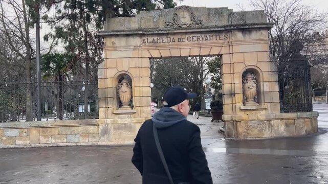 Influencer en la entrada de la Alameda de Cervantes Soria
