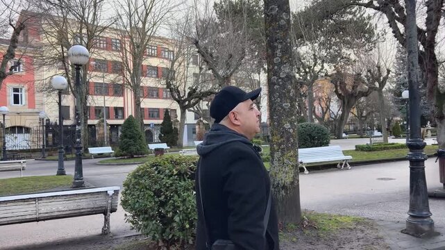 Seguimiento lateral de hombre en la Alameda de Cervantes Soria