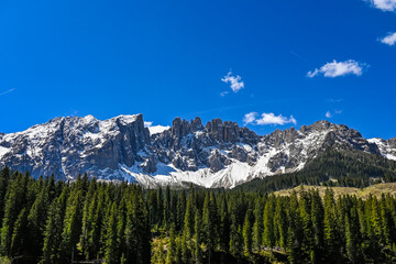 Fototapeta premium Dolomiten, Latemargruppe, Latemar, Latemarspitze, Karersee, Lago di Carezza, Bergsee, Wanderweg, Berge, Eggental, Karerpass, Südtirol, Frühling, Sommer, Italien