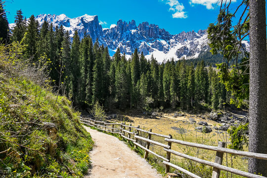 Dolomiten, Karersee, Lago di Carezza, Bergsee, Latemargruppe, Latemar, Wanderweg, Rundweg, Berge, Eggental, Karerpass, S&uuml;dtirol, Fr&uuml;hling, Sommer, Italien