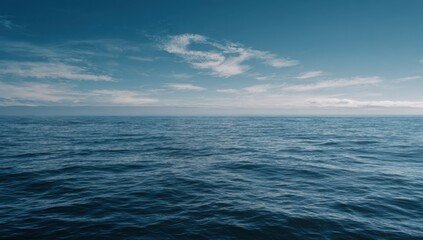 Obraz premium Vast Ocean Horizon Under a Cloudy Sky.