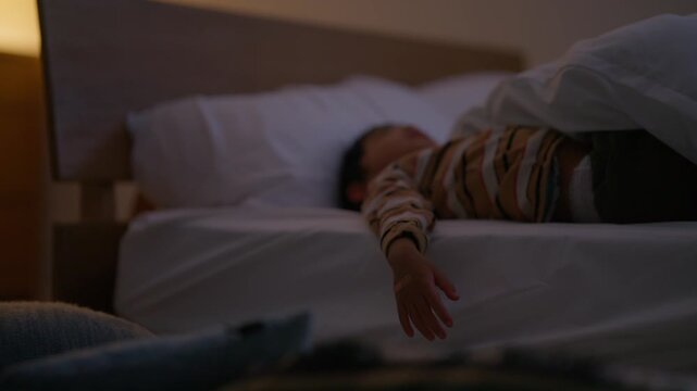 ベッドで熟睡する6歳の男の子