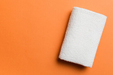 Obraz premium Top view of white towels with copy space on colored background