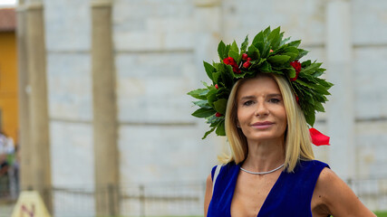 Obraz premium Happy woman with graduation cap enjoying the festive atmosphere at Pisa’s famous landmark