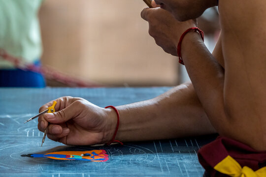 Confec&ccedil;&atilde;o de mandala de areia do Buda da Medicina por monges tibetanos em templo budista, Canelinha, Santa Catarina, Brasil.