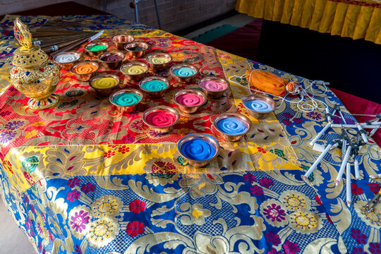 Confec&ccedil;&atilde;o de mandala de areia do Buda da Medicina por monges tibetanos em templo budista, Canelinha, Santa Catarina, Brasil.