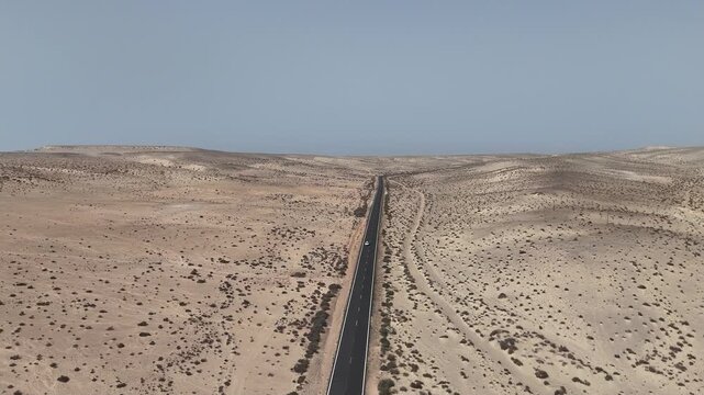 route dans un milieu d&eacute;sertique et aride &agrave; Fuerteventura aux canaries