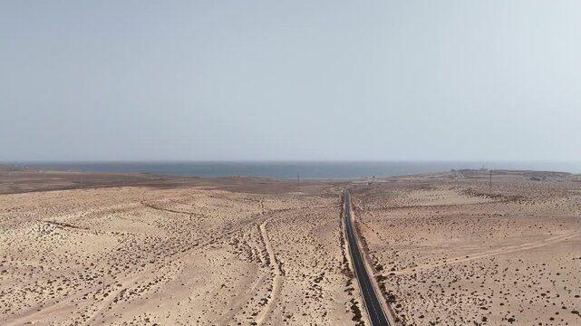 route dans un milieu d&eacute;sertique et aride &agrave; Fuerteventura aux canaries