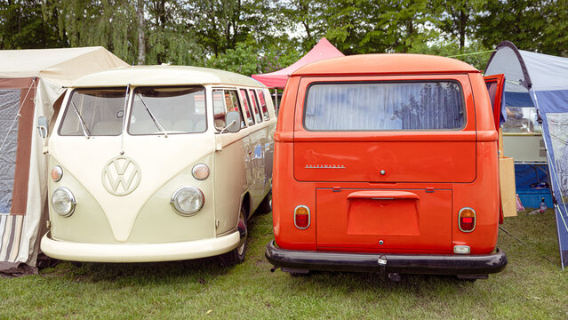 Zwei VW Busse T1 auf einer Ausstellung in Remagen, Deutschland, 16.05.2026