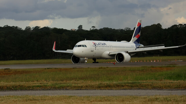 Aeronave da latam airlines durante opera&ccedil;&atilde;o em solo no Aeroporto Internacional de Guarulhos em procedimento de taxiamento antes da decolagem. Guarulhos SP 09 Maio 2026.