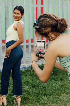 Creadora de contenido digital capturando el D&iacute;a de la Juventud en su celular