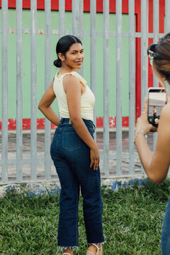 Joven latina empoderada celebrando el D&iacute;a Mundial de la Juventud