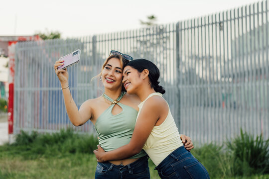 Conexi&oacute;n y apoyo emocional entre j&oacute;venes en el D&iacute;a de la Juventud.