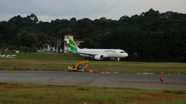 Vista lateral de avi&atilde;o da LATAM Airlines destaca movimenta&ccedil;&atilde;o a&eacute;rea no Aeroporto Internacional de Guarulhos. Guarulhos SP em 10 Maio 2026.
