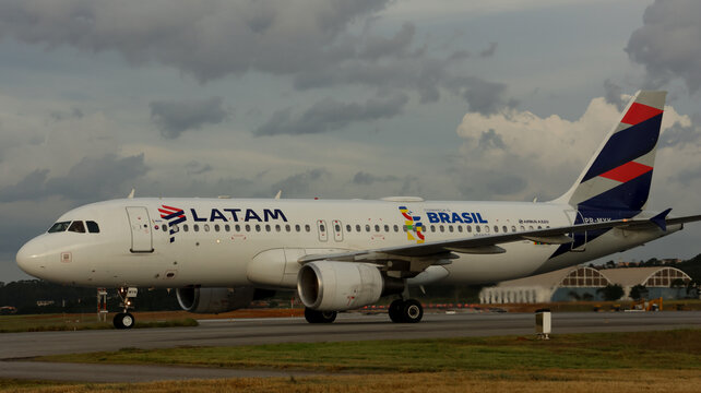 Aeronave da LATAM Airlines vista de perfil no Aeroporto Internacional de Guarulhos, em Guarulhos, SP, em 10 de maio de 2026, em cena de avia&ccedil;&atilde;o comercial.
