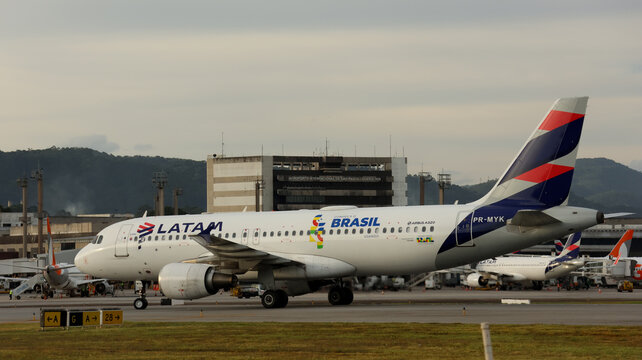 Avi&atilde;o comercial da LATAM em opera&ccedil;&atilde;o no Aeroporto Internacional de Guarulhos, Guarulhos, SP, em 10 de maio de 2026, durante movimenta&ccedil;&atilde;o em pista.