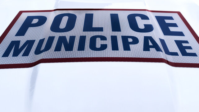 Capot de voiture de police municipale