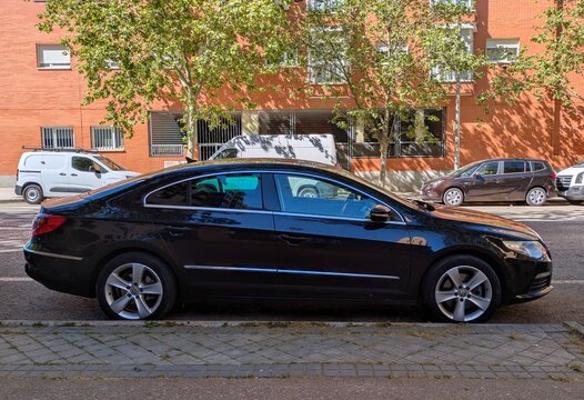 Vista lateral de un autom&oacute;vil berlina Volkswagen Passat CC aparcado en una calle de Madrid, Espa&ntilde;a, 15 de abril de 2026
