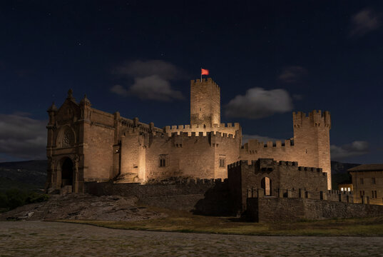 vista nocturna del bonito castillo Javier en Navarra, Espa&ntilde;a