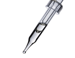 Naklejka premium Close-up of sterile medical syringe with clear liquid ready for injection isolated on white
