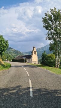 La belle &eacute;glise Saint-Michel d'Ayet vue depuis le milieu de la route (Vall&eacute;e de Bethmale, Pyr&eacute;n&eacute;es ari&eacute;geoises)